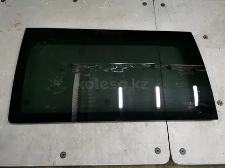 Стекло сдвижной двери на Мицубиси Делика Булка за 5 000 тг. в Алматы