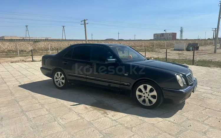 Mercedes-Benz E 55 AMG 1997 годаfor3 300 000 тг. в Жанаозен