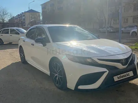 Toyota Camry 2021 года за 12 000 000 тг. в Атырау
