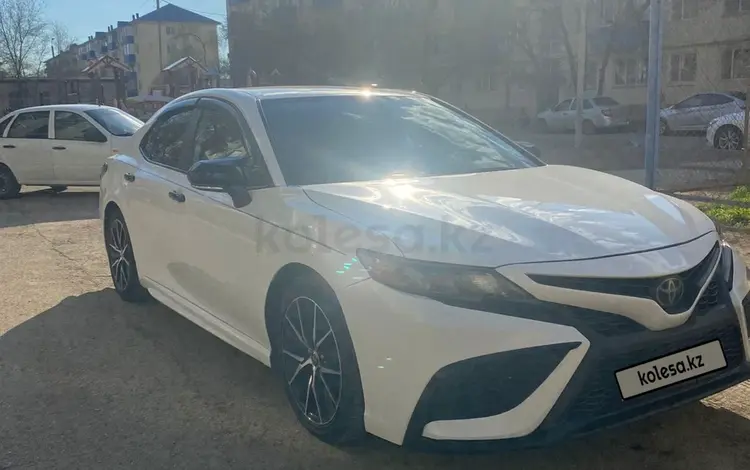 Toyota Camry 2021 года за 12 000 000 тг. в Атырау