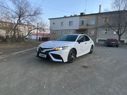 Toyota Camry 2021 года за 12 000 000 тг. в Атырау – фото 2