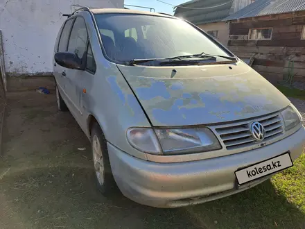 Volkswagen Sharan 1997 года за 1 250 000 тг. в Актобе – фото 2