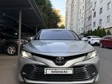 Toyota Camry 2019 года за 14 500 000 тг. в Алматы – фото 2