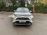 Toyota RAV4 2020 года за 11 500 000 тг. в Актобе – фото 2