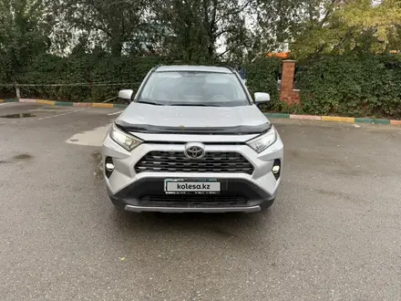 Toyota RAV4 2020 года за 11 500 000 тг. в Актобе – фото 2