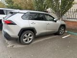 Toyota RAV4 2020 года за 11 500 000 тг. в Актобе – фото 3