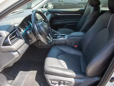 Toyota Camry 2023 года за 15 500 000 тг. в Алматы – фото 10
