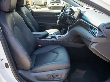 Toyota Camry 2023 года за 15 500 000 тг. в Алматы – фото 15