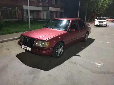 Mercedes-Benz E 220 1993 года за 1 850 000 тг. в Караганда – фото 2