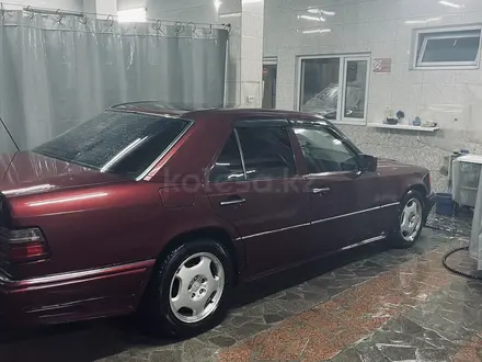 Mercedes-Benz E 220 1995 года за 2 500 000 тг. в Алматы