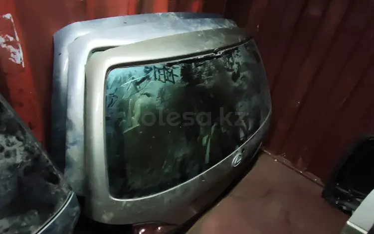 Крышка багажника Lexus RX300, б. У. Оригинал за 35 000 тг. в Алматы