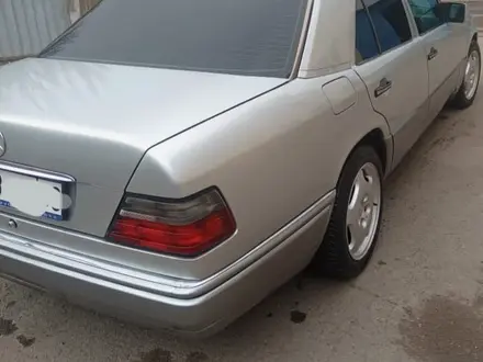 Mercedes-Benz E 200 1994 года за 3 500 000 тг. в Шу – фото 2