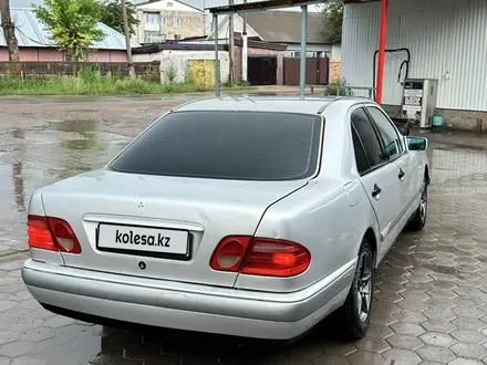 Mercedes-Benz E 200 1997 года за 2 200 000 тг. в Караганда – фото 2