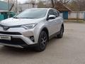 Toyota RAV4 2018 года за 10 900 000 тг. в Актобе – фото 2