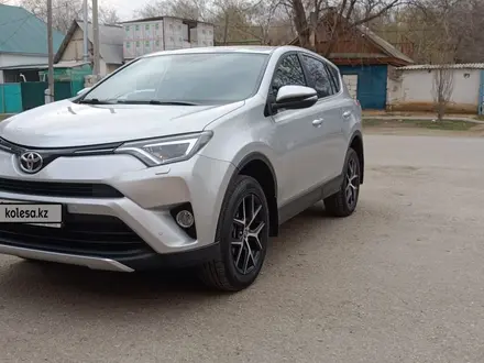 Toyota RAV4 2018 года за 10 900 000 тг. в Актобе – фото 2