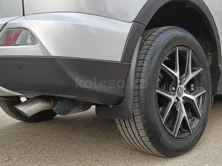 Toyota RAV4 2018 года за 10 900 000 тг. в Актобе – фото 18
