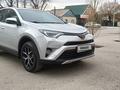 Toyota RAV4 2018 года за 10 900 000 тг. в Актобе – фото 3