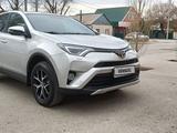 Toyota RAV4 2018 года за 10 900 000 тг. в Актобе – фото 3