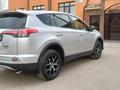Toyota RAV4 2018 года за 10 900 000 тг. в Актобе