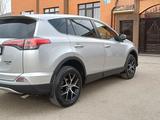 Toyota RAV4 2018 года за 10 900 000 тг. в Актобе