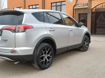 Toyota RAV4 2018 года за 10 900 000 тг. в Актобе