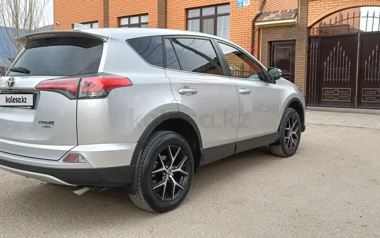 Toyota RAV4 2018 года за 10 900 000 тг. в Актобе