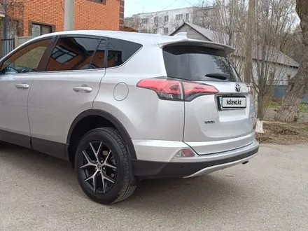 Toyota RAV4 2018 года за 10 900 000 тг. в Актобе – фото 4