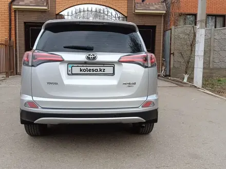 Toyota RAV4 2018 года за 10 900 000 тг. в Актобе – фото 8