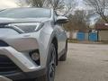 Toyota RAV4 2018 года за 10 900 000 тг. в Актобе – фото 9
