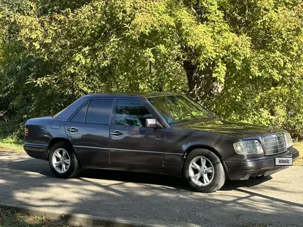 Mercedes-Benz E 220 1994 года за 2 600 000 тг. в Усть-Каменогорск – фото 2