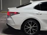 Toyota Camry 2022 года за 18 500 000 тг. в Алматы – фото 5