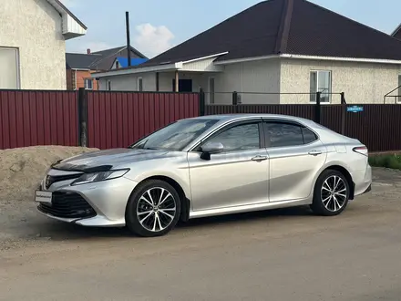 Toyota Camry 2018 года за 12 050 000 тг. в Астана – фото 2