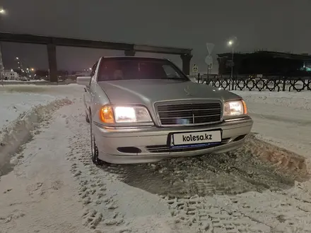 Mercedes-Benz C 240 1997 года за 3 200 000 тг. в Астана – фото 2