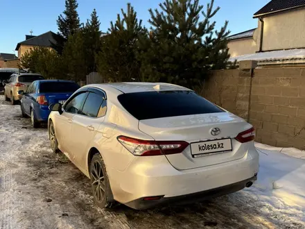 Toyota Camry 2021 года за 15 800 000 тг. в Астана – фото 2