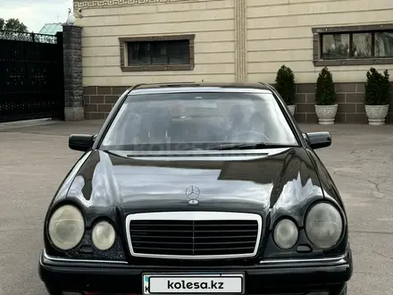 Mercedes-Benz E 280 1998 года за 2 300 000 тг. в Алматы