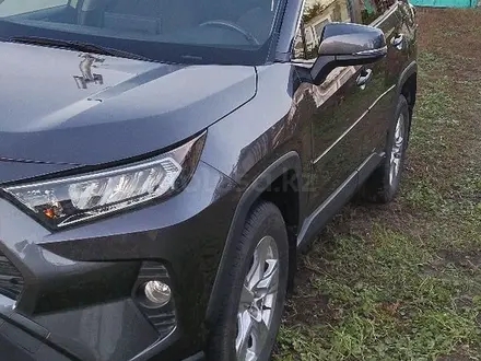 Toyota RAV4 2020 года за 13 500 000 тг. в Актобе – фото 2