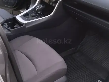 Toyota RAV4 2020 года за 13 500 000 тг. в Актобе – фото 5