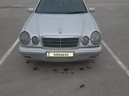 Mercedes-Benz E 320 1998 года за 3 200 000 тг. в Актау