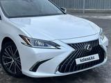 Lexus ES 300h 2023 года за 33 800 000 тг. в Алматы – фото 3