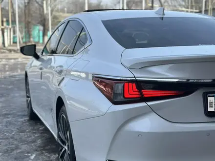 Lexus ES 300h 2023 года за 33 800 000 тг. в Алматы – фото 9