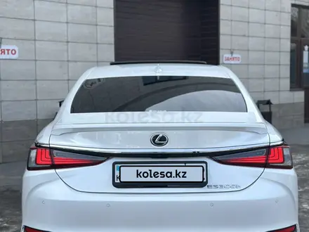 Lexus ES 300h 2023 года за 33 800 000 тг. в Алматы – фото 21