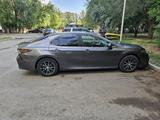 Toyota Camry 2021 года за 13 400 000 тг. в Караганда – фото 3