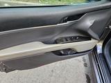 Toyota Camry 2021 года за 13 400 000 тг. в Караганда – фото 5