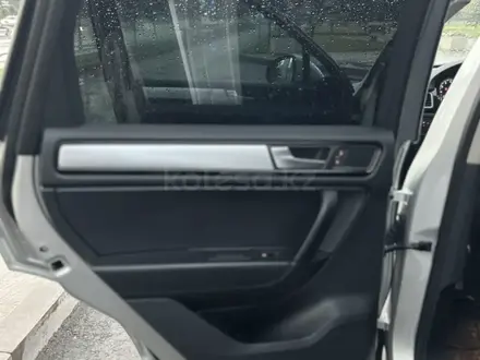 Volkswagen Touareg 2011 года за 11 999 999 тг. в Алматы – фото 14