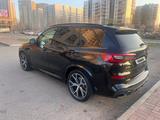 BMW X5 2021 года за 48 000 000 тг. в Астана – фото 2