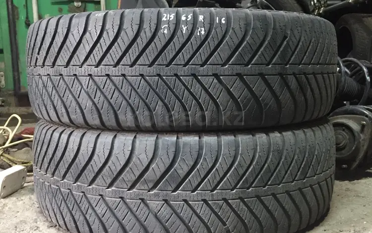 Резина 2-шт 215/65 r16 Good Year из Японииүшін45 000 тг. в Алматы