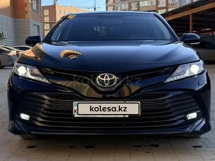Toyota Camry 2019 года за 13 300 000 тг. в Актобе – фото 3