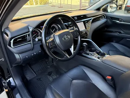 Toyota Camry 2019 года за 13 300 000 тг. в Актобе – фото 19