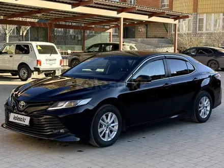 Toyota Camry 2019 года за 13 300 000 тг. в Актобе – фото 4