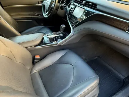 Toyota Camry 2019 года за 13 300 000 тг. в Актобе – фото 22
